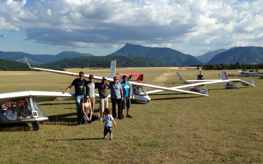 From left to right the pilots who flew today: Nick (Swiftlight), Graça (student pilote on b-Swift), jac, Pavel (flight instructor b-Swift), Philippe (Archeopterix), Claudio (student pilot on b-Swift); the little Simon Chaumet not yet...